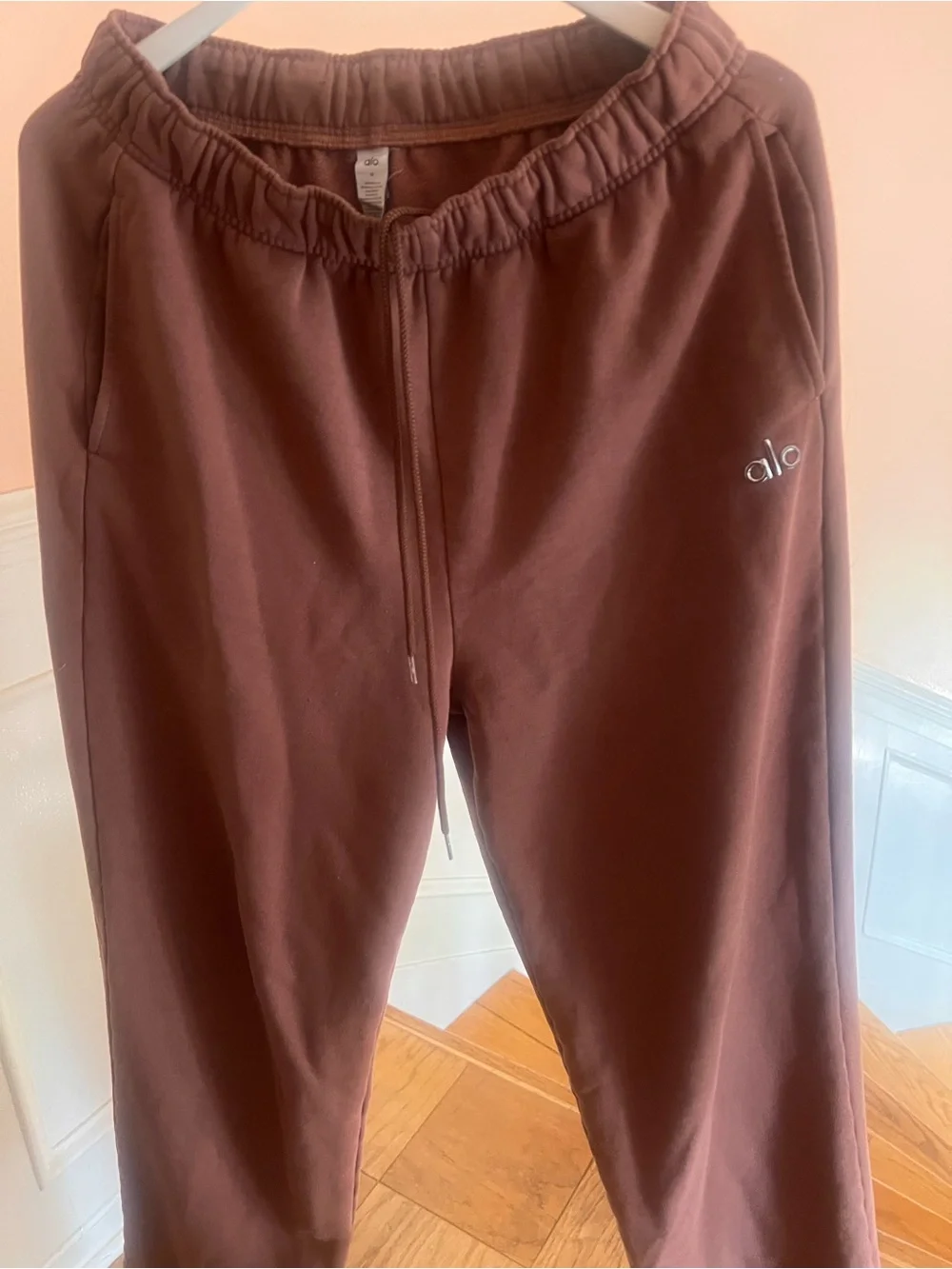Alo Brown Cozy Fleece Sweatpants accolade burgundy copper logo vuori athleisure
